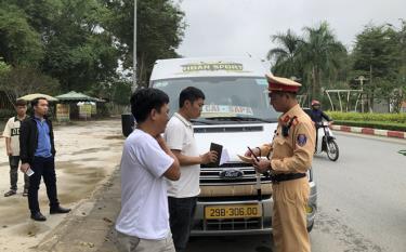 Lực lượng cảnh sát giao thông tăng cường tuần tra, kiểm soát, giảm thiểu tai nạn giao thông.