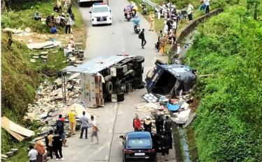 Xe ô tô do 2 anh em ruột điều khiển tông nhau trên đèo Vi-ô-lắc