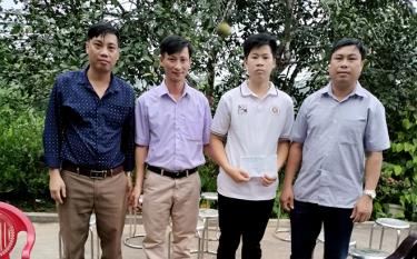 Thường trực Hội Khuyến học xã Hán Đà, huyện Yên Bình tặng quà động viên em Hoàng Tiến Đạt, thôn Hán Đà 1 đỗ Đại học Quân y năm học 2022 - 2023.