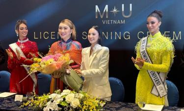 Quỳnh Nga cùng bà Chủ tịch Miss Universe trong buổi ký kết.