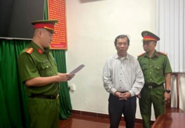 Cơ quan Cảnh sát điều tra đọc lệnh bắt tạm giam luật sư Trần Văn Sỹ.