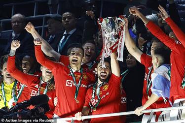 Các cầu thủ MU nâng cao chức vô địch League Cup.