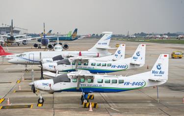 Máy bay đỗ tại sân bay Nội Bài.