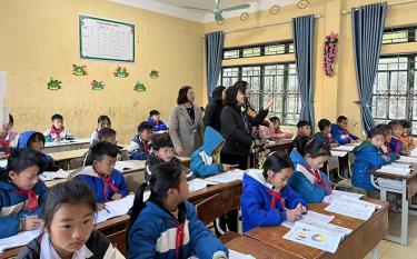 Đoàn giám sát của Thường trực HĐND tỉnh giám sát về thực hiện Nghị quyết của Quốc hội dafabet Trường PTDT bán trú TH&THCS Khấu Ly, huyện Trạm Tấu.