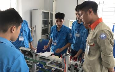 Tiết học thực hành nghề điện của học sinh Trường Cao đẳng Nghề Yên Bái.