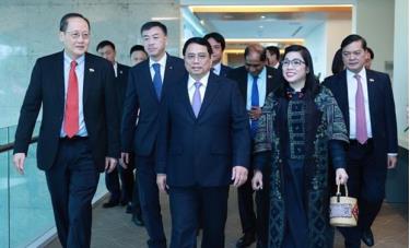 Prime Minister Pham Minh Chinh, his spouse, and a high-ranking Vietnamese delegation arrive in Changi Airport on February 8 afternoon.
