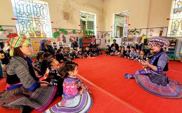 Teacher Do Thi Loan in a class in Kim Noi Kindergarten in Mu Cang Chai district.