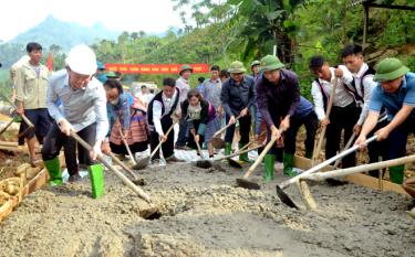 Đồng chí Đỗ Đức Duy - Ủy viên Ban Chấp hành Trung ương Đảng, Bí thư Tỉnh ủy, Trưởng đoàn Đoàn đại biểu Quốc hội tỉnh cùng các đồng chí lãnh đạo tỉnh và huyện Văn Yên tham gia đổ bê tông tuyến đường liên thôn tại thôn Trung Tâm, xã Nà Hẩu. (Ảnh: T.L)