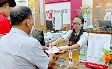 Cán bộ Agribank Chi nhánh huyện Văn Yên, Bắc Yên Bái luôn tận tụy phục vụ khách hàng.