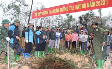 Tre măng Bát Độ trở thành cây trồng chủ lực giúp người dân thoát nghèo và làm giàu ở Trấn Yên. Trong ảnh: Cán bộ Trung tâm Dịch vụ hỗ trợ nông nghiệp huyện Trấn Yên hướng dẫn người dân kỹ thuật trồng tre măng Bát Độ.