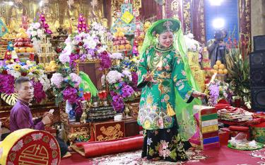 Một giá hầu trong “Festival Thực hành tín ngưỡng thờ Mẫu Thượng ngàn” tại đền Đông Cuông.