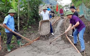 Lãnh đạo xã An Phú cùng nhân dân tham gia làm đường bê tông tại thôn Khau Ca.