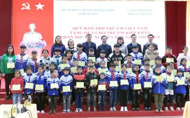 Trẻ em có hoàn cảnh đặc biệt khó khăn trên địa bàn thị xã Nghĩa Lộ được nhận quà Tết của Quỹ Bảo trợ trẻ em Việt Nam.