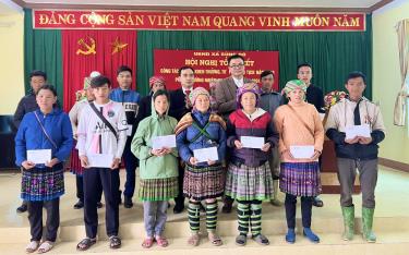 Đồng chí Bùi Minh Đức - Phó Tổng biên tập Báo Yên Bái trao hỗ trợ cho 15 hộ gia đình có hoàn cảnh khó khăn xã Sùng Đô.