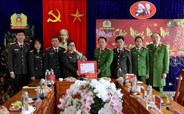 Đại tá Lê Thị Thanh Hằng, Phó Bí thư Đảng ủy, Phó Giám đốc Công an tỉnh cùng đoàn công tác tặng quà và chúc Tết tại Công an huyện Văn Yên.