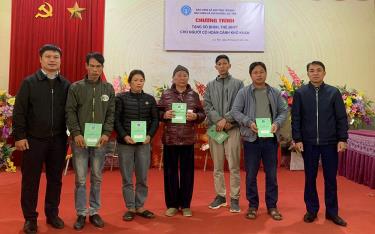 Lãnh đạo BHXH huyện Lục Yên trao tặng sổ BHXH cho người dân có hoàn cảnh khó khăn trên địa bàn huyện.