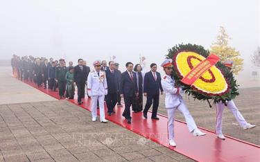 Các đồng chí lãnh đạo, nguyên lãnh đạo Đảng, Nhà nước đặt vòng hoa và vào Lăng viếng Chủ tịch Hồ Chí Minh.