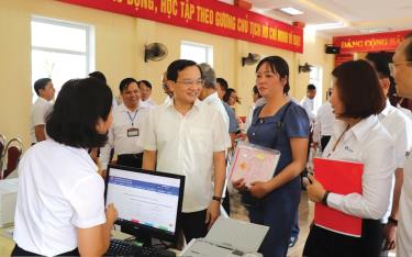 Bí thư Thành ủy Đỗ Đức Minh tham dự Chương trình “Ngày cuối tuần cùng dân” nhằm nắm bắt việc giải quyết thủ tục hành chính cho người dân.