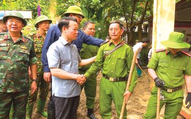 Đồng chí Đỗ Đức Duy - Ủy viên Ban Chấp hành Trung ương Đảng, Bí thư Tỉnh ủy, Trưởng Đoàn đại biểu Quốc hội tỉnh thăm hỏi, động viên các lực lượng tham gia khắc phục hậu quả thiên tai tại xã Hồ Bốn, huyện Mù Cang Chải.