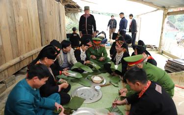 Công an xã Phong Dụ Hạ, huyện Văn Yên tham gia gói bánh trưng cùng bà con bản Khe Tối.