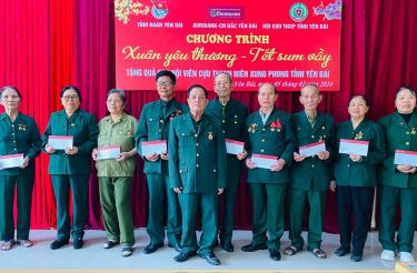 Thay mặt lãnh đạo Agribank Chi nhánh Bắc Yên Bái, lãnh đạo Hội Cựu TNXP tỉnh tặng quà tết cho các hội viên cựu TNXP.