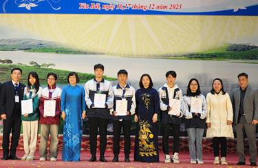 Ban tổ chức Cuộc thi Khoa học kỹ thuật dành cho học sinh trung học cấp tỉnh năm học 2023 - 2024 trao thưởng các dự án đạt giải Nhất cho học sinh Trường THPT chuyên Nguyễn Tất Thành và THPT Nguyễn Huệ, thành phố Yên Bái.