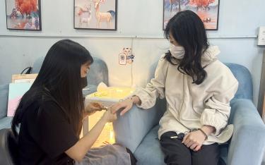 Nhiều tiệm làm nail trên địa bàn thành phố Yên Bái đã kín lịch đến 30 Tết và thông báo ngừng nhận khách.