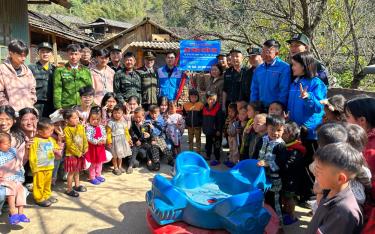 Các đơn vị tham gia chương trình tổ chức khánh thành và trao cho điểm trường thôn Háng Thồ, xã Xà Hồ một công trình sân chơi cho thiếu nhi