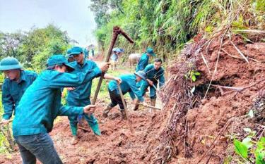 Năm 2023, lực lượng dân quân Trạm Tấu tham gia trên 1.000 lượt ngày công tu sửa đường sá, sửa chữa nhà giúp gia đình chính sách, nhà văn hóa thôn, nạo vét kênh mương...