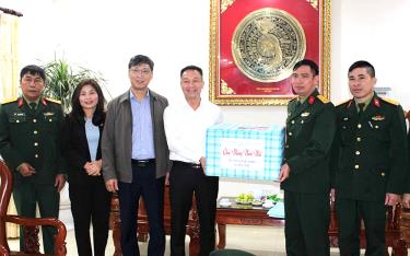 Đồng chí Vũ Quỳnh Khánh - Ủy viên Ban Thường vụ Tỉnh ủy, Phó Chủ tịch HĐND tỉnh tặng quà chúc tết Trung đoàn 121.