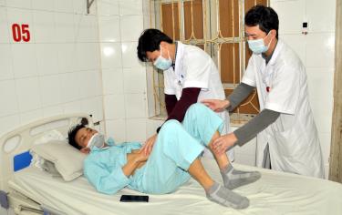 Bác sỹ Bệnh viện Đa khoa khu vực Nghĩa Lộ thăm khám cho bệnh nhân đang điều trị tại viện.