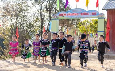 35 em học sinh người Mông của điểm trường Trống Trở đã có phòng học khang trang, sạch đẹp.