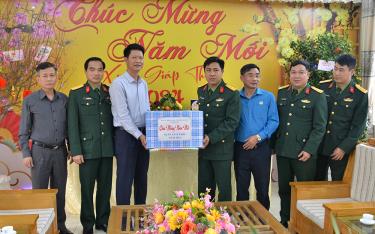 Đồng chí Nguyễn Thế Phước - Phó Chủ tịch Thường trực UBND tỉnh cùng đoàn công tác của tỉnh tặng quà tết Trung đoàn 174.