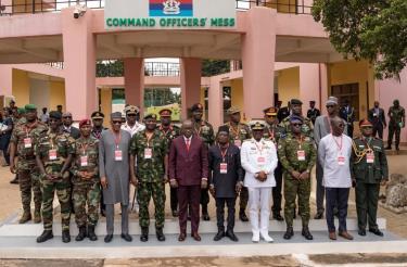 Các đại biểu chụp ảnh chung tại Hội nghị bất thường của ECOWAS ở Accra, Ghana, ngày 17/8/2023. (Ảnh: AFP/TTXVN)