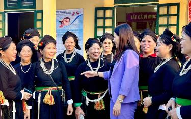 Chủ tịch Hội LHPN tỉnh Nguyễn Thị Bích Nhiệm trao đổi về phong trào Hội phụ nữ huyện Lục Yên.