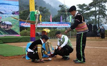 Nghệ nhân Giàng A Su thực hành nghi lễ theo phong tục dân tộc Mông.