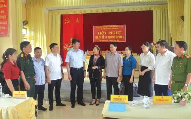 Đòng chí Trần Huy Tuấn - Phó Bí thư Tỉnh ủy, Chủ tịch UBND tỉnh (người đứng thứ 5 từ trái sang) cùng các đại biểu HĐND tỉnh trao đổi cử tri huyện Văn Yên tại cuộc tiếp xúc cử tri.
