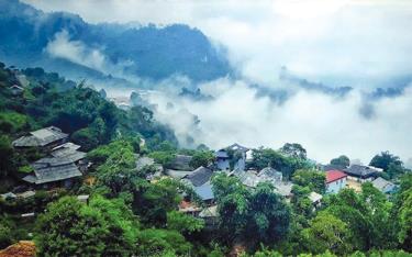 Làng Pang Cáng huyền ảo trong sương sớm.
