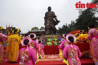 Các đoàn lễ dâng hương trước tượng đài vua Quang Trung.