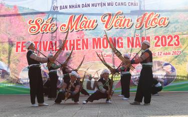 Múa khèn là một trong những nét văn hóa truyền thống luôn có mặt trong mọi lễ hội, cuộc vui của người Mông.