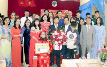 Các con, các cháu sum họp đủ đầy trong ngày lễ mừng thọ cụ Phan Thị Nhàn, tổ 2, phường Minh Tân tròn 90 tuổi.