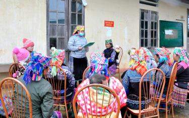 Một buổi sinh hoạt của tổ tiết kiệm và vay vốn Hội Liên hiệp Phụ nữ xã Nậm Khắt, huyện Mù Cang Chải.