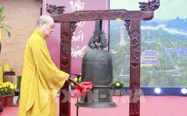 Đại diện Ban trị sự Giáo hội Phật giáo Việt Nam tỉnh Ninh Bình thỉnh chuông khai hội.