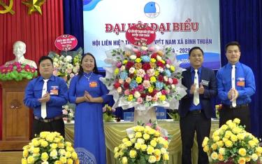 Anh Bùi Ngọc Dũng - Bí thư Huyện đoàn, Chủ tịch Hội LHTN huyện Văn Chấn (thứ hai bên phải) tặng hoa chúc mừng thành công Đại hội điểm Đại hội đại biểu Hội LHTN xã Bình Thuận.