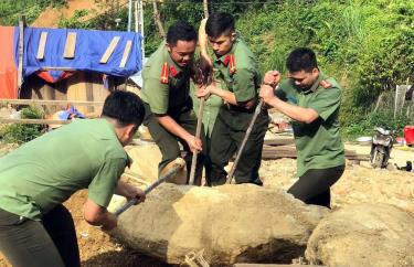 Tuổi trẻ Công an huyện Trạm Tấu hỗ trợ xây dựng 4 công trình phúc lợi, trong đó có 2 công trình sân chơi cho học sinh tại 2 xã Pá Lau, Bản Mù, 2 công trình tường rào cho điểm trường mầm non tại 2 xã Tà Xi Láng, Bản Mù...