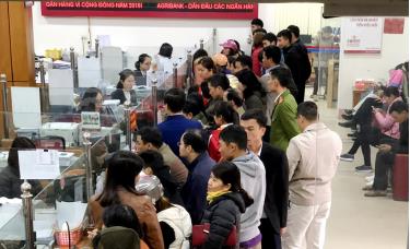 Ngày khai xuân (mồng 6 Tết), Agribank Chi nhánh huyện Văn Yên Bắc Yên Bái đã đông khách hàng đến gửi tiền tiết kiệm.