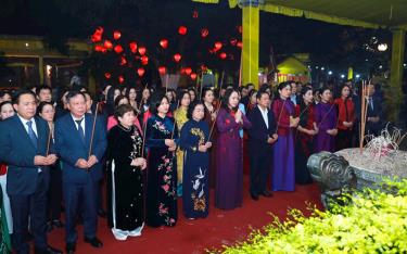 Các đại biểu thực hiện nghi thức dâng hương tại lễ khai mạc.