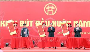 Chủ tịch nước Võ Văn Thưởng dafabet các đại biểu thực hiện nghi thức khai bút đầu Xuân năm 2024 tại Khu lưu niệm Anh hùng dân tộc, Danh nhân văn hoá thế giới Nguyễn Trãi.