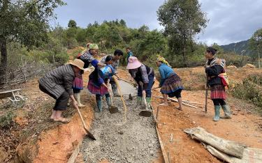 Nhờ sự tận tụy, nhiệt huyết, mẫn cán của Bí thư Chi bộ Mùa A Chống, ngày càng nhiều con đường ở bản Háng Phừ Loa, xã Mồ Dề được bê tông hóa.