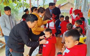 Trẻ em Trường Mầm non xã Suối Quyền, huyện Văn Chấn nhận áo ấm mới.